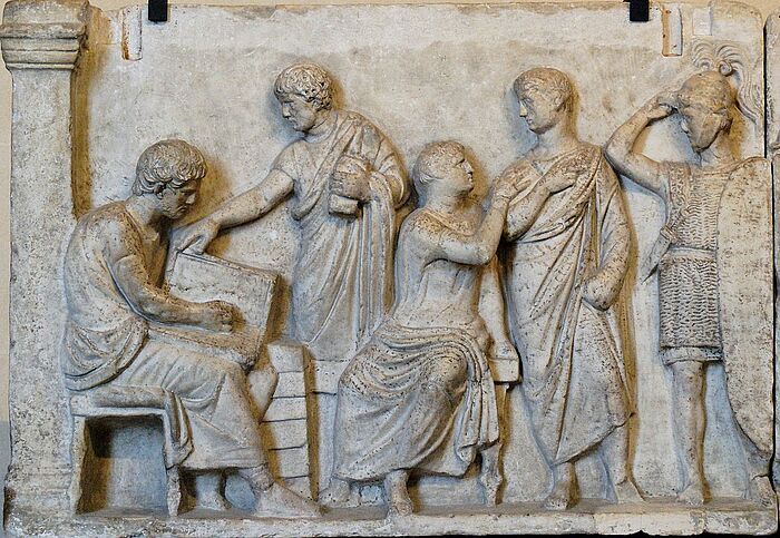 Scène de recensement : partie gauche d'une plaque de l'autel de Domitius Ahenobarbus, connue sous le nom de la « frise du recensement ». Marbre, œuvre romaine de la fin du IIe siècle av. J.-C. Provenance : Champ de Mars, Rome.