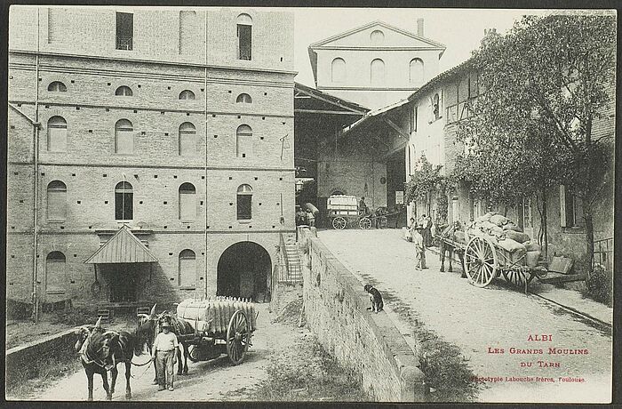 Les grands moulins du Tarn (la vermicellerie) : à l'intérieur de l'enceinte, chargement des charrettes de transporteurs [1914-1930], 7 Fi 4/699.